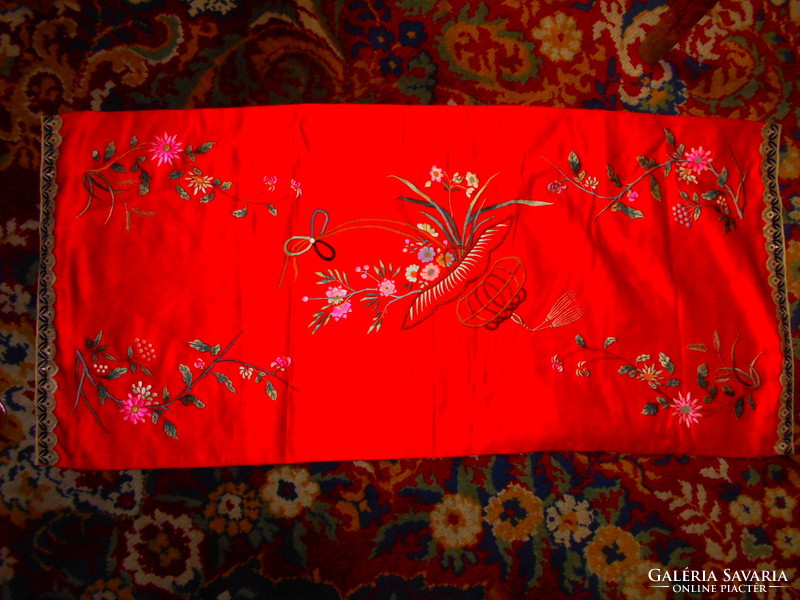 Chinese silk embroidery tablecloth.-Runner 74 cm x 34 cm