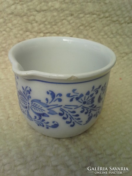 Flower-patterned, spouted, 5 dl, blue-white spout. I discounted it!