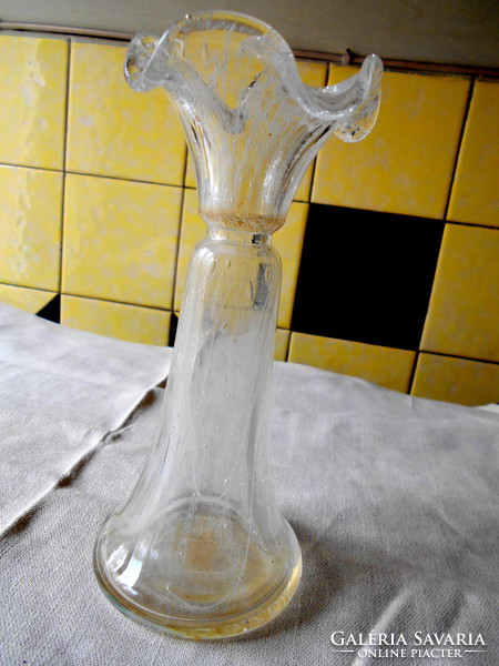Szecessziós  üveg  váza -anyagában két szín-nem felületi festés
