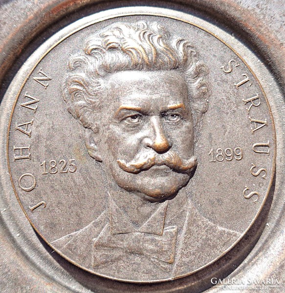 Johann Strauss érmés tálka
