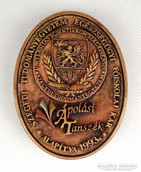 1F956 in the plaque gift box of the Department of Nursing, University of Szeged