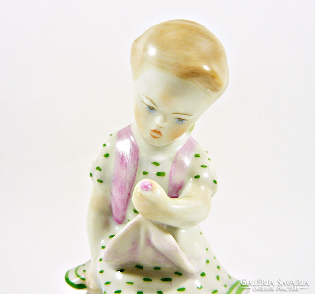 HERENDI, BABÁZÓ KISLÁNY KÉZZEL FESTETT PORCELÁN FIGURA, HIBÁTLAN! (P121)