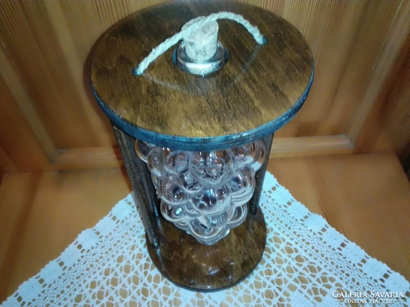 Szőlőfürt alakú boros üveg,fa tartójában