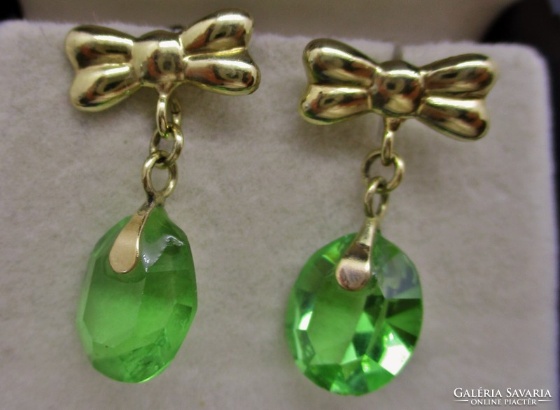 Beautiful old gold earrings with wonderful emerald green gemstones sale!