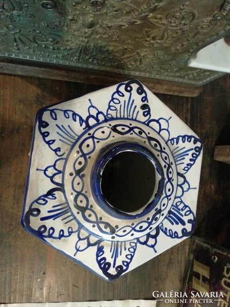 A copy of Habán ceramics, made with the original technique, decoration