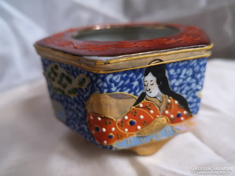 LEÁRAZTAM!!! Japán satsuma hatszögletű, kézzel festett, három lábú porcelán edény