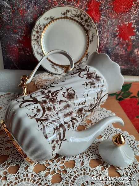 Korosten szovjet porcelán kancsó, vastagon aranyozott + 2 db. süteményes tányér