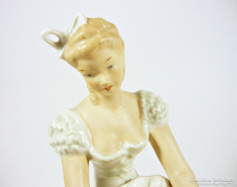 Wallendorf, a charming lady picks up her shoes 22.5 Cm porcelain figurine, flawless! (P201)
