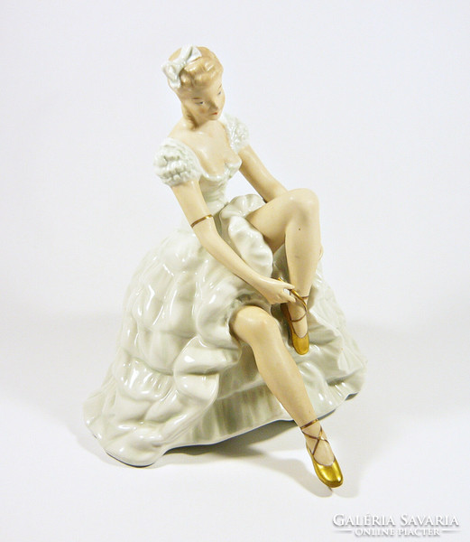 WALLENDORF, BÁJOS HÖLGY FELVESZI A CIPŐJÉT 22.5 CM PORCELÁN FIGURA, HIBÁTLAN! (P201)