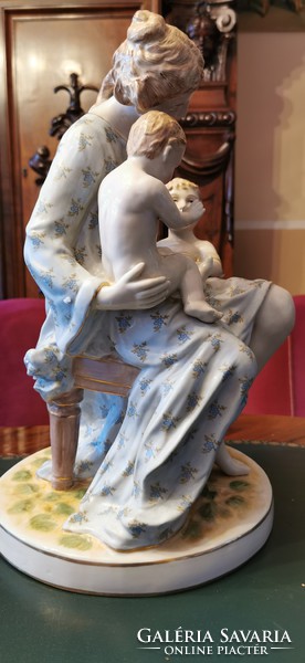 Anya gyermekeivel - monumentális porcelán figura