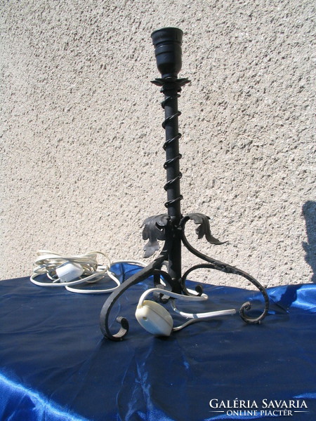 Asztali lámpa, kovácsoltvas, csiptetős ernyőtartóval