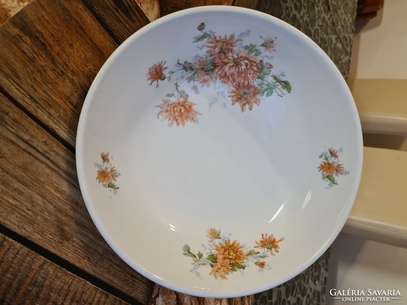 Faience bowl with dahlia decoration