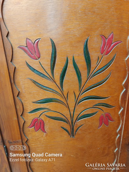 Népi motívumos tulipános szekrény