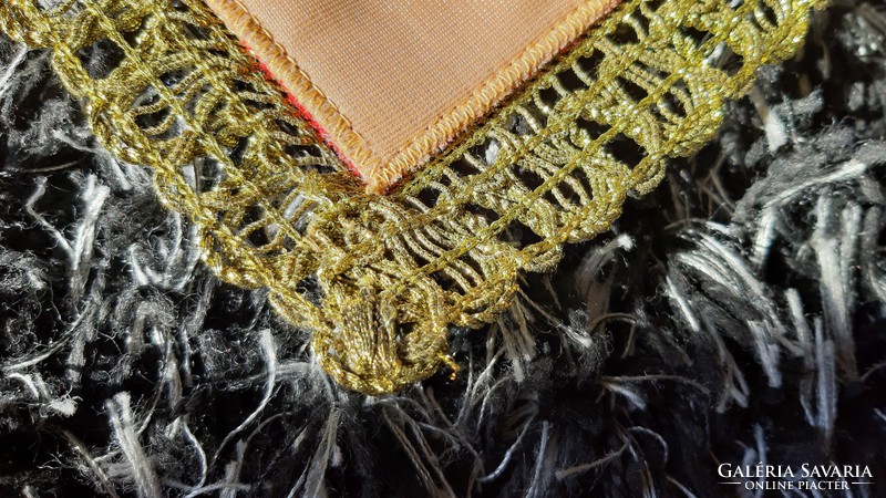 Tablecloth decorated with needle tapestry