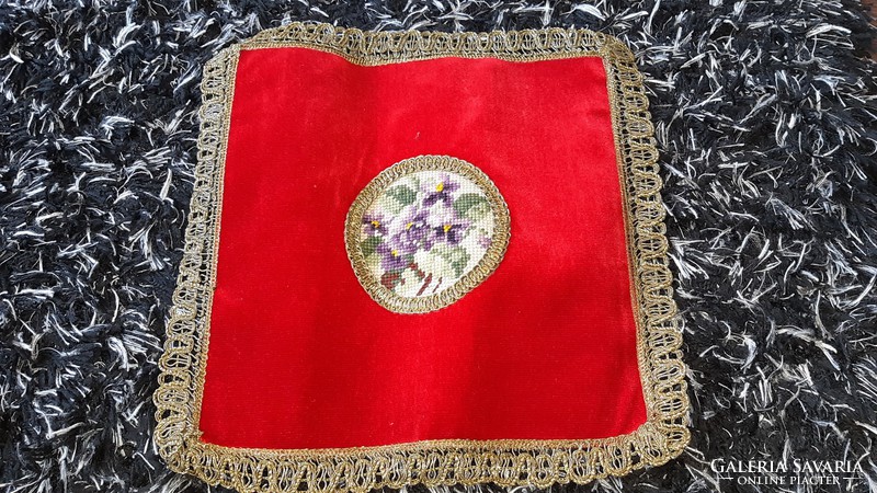 Tablecloth decorated with needle tapestry