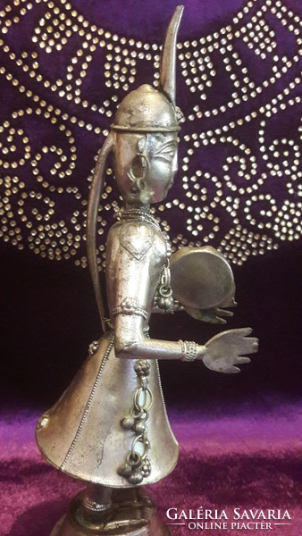 2db ezüstözött keleti zenész szobor