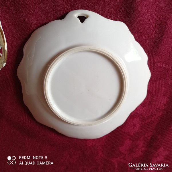 2 leaf-shaped porcelain bowls, offering