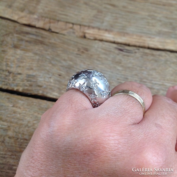 Ezüst gyűrű kristályokkal, belső díszítéssel
