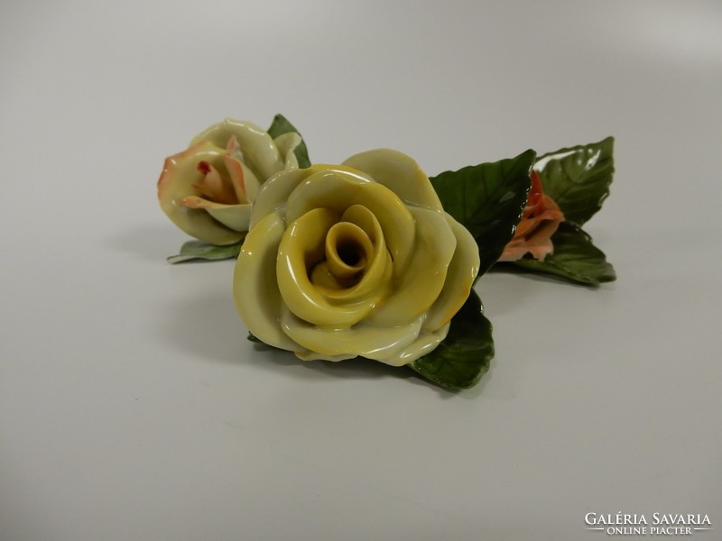 2 db Herendi rózsa, 1 db Aquincum rózsa