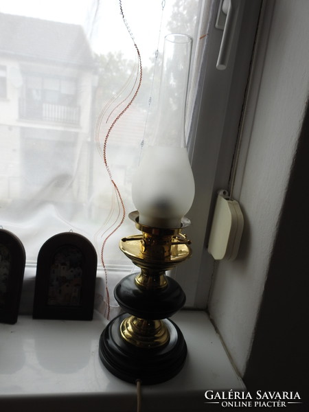 Petróleum formájú asztali lámpa