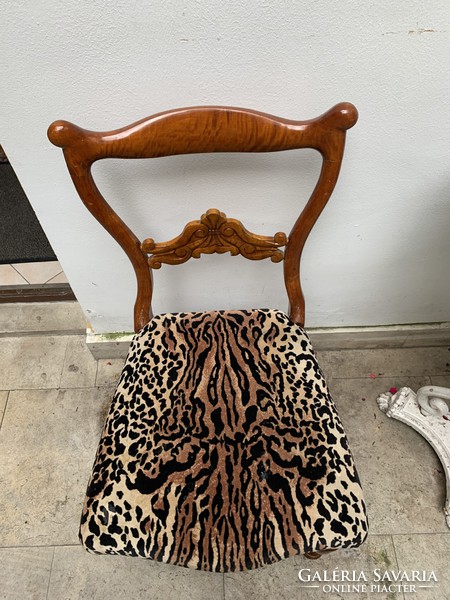 Gyönyörű bieder székek ocelot mintás kárpittal.