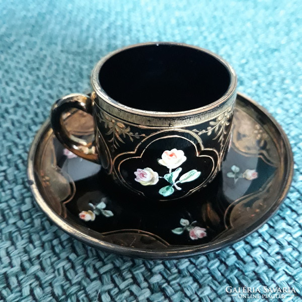 Gyűjteményes darab: antik kézi festéssel díszített, fekete üveg csésze