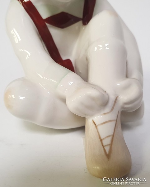 Aquincum porcelán figura, Cipőjét kötő kisfiú szobor