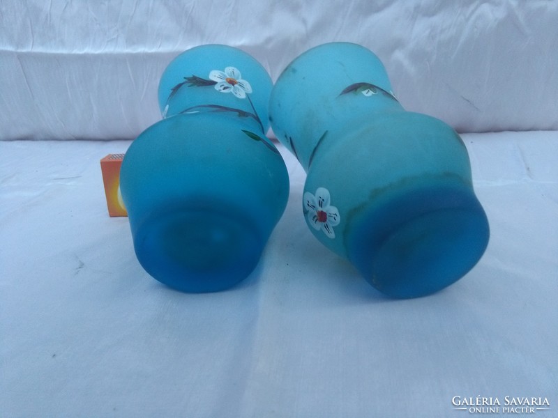 Két darab kék színű, kézzel festett üveg váza - együtt