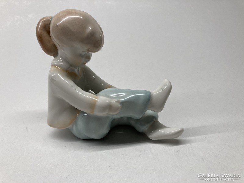 Aquincumi öltöző kislány porcelán, hibátlan