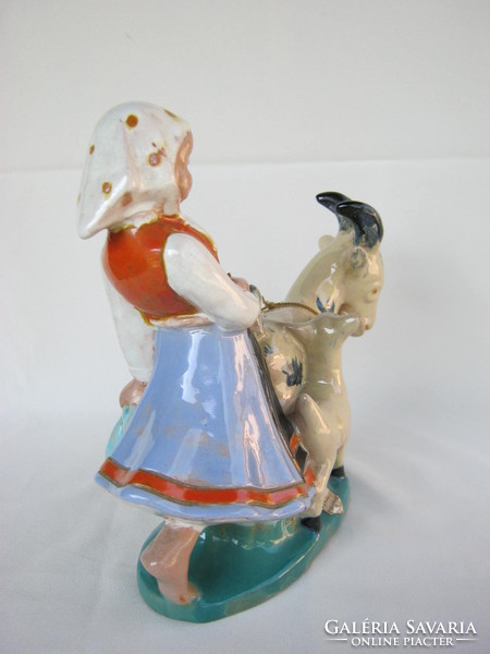 Hop pottery girl with goat