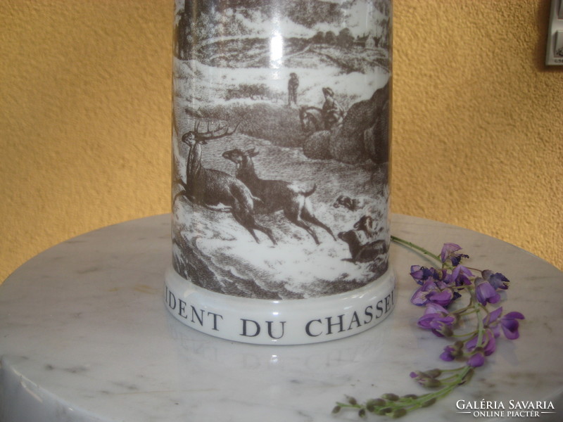 French beer mug, made of porcelain, with a hunting scene, labeled l accid dent du chabseur
