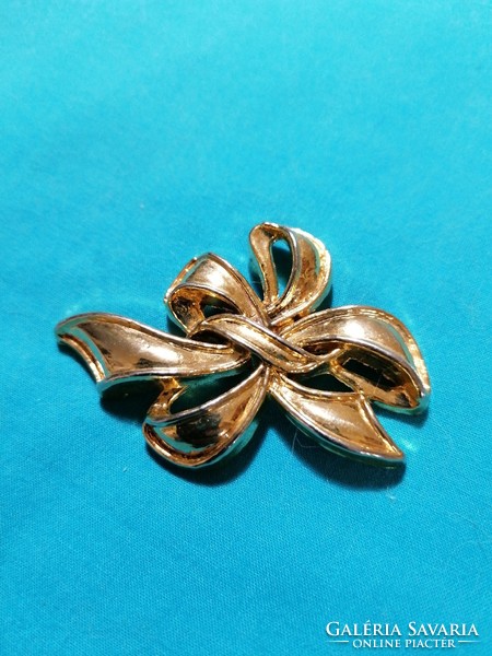 Gold ribbon brooch (194)