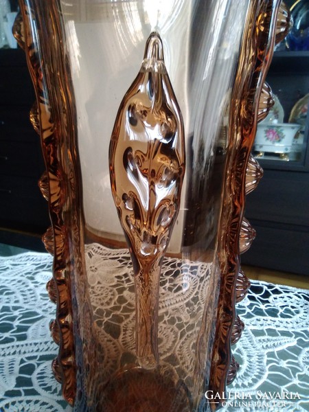Impressive brown glass vase with a special shape and a unique pattern decoration!