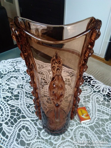 Különleges formájú impozáns barna üveg váza, egyedi minta díszítéssel!