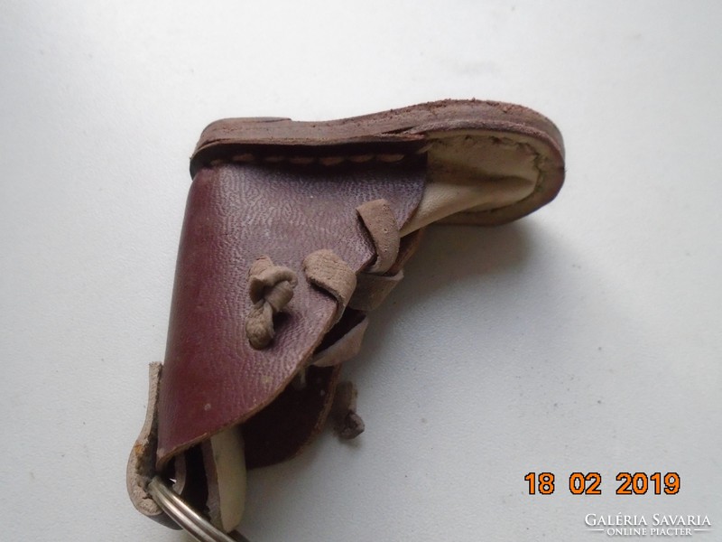 Régi bőrdíszműves munka Kézzel készült szerencsehozó miniatűr bőr cipőcske kulcstartó