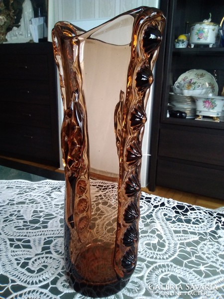 Különleges formájú impozáns barna üveg váza, egyedi minta díszítéssel!