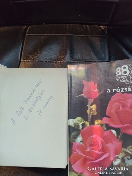 Rózsák zsebkönyve -88 színes oldal a rózsákról.