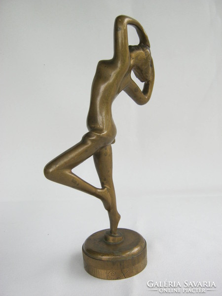 Réz szobor táncoló nő