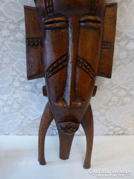 African mask, sculpture / tree.