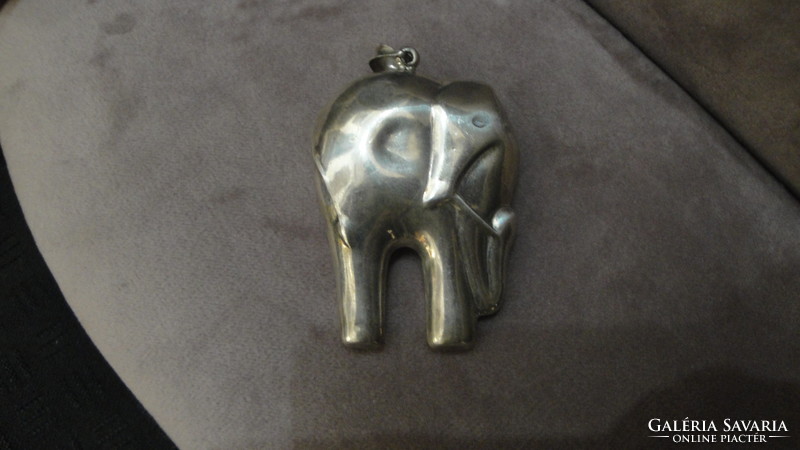 Ezüst, elefántos medál
