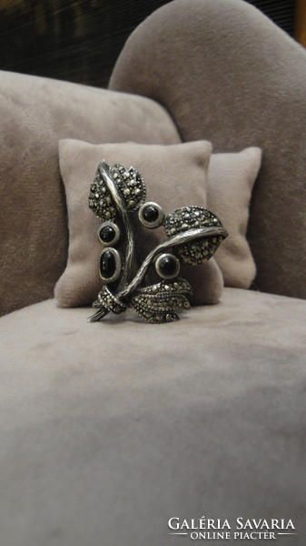 Silver brooch with onyx and marcasite stones