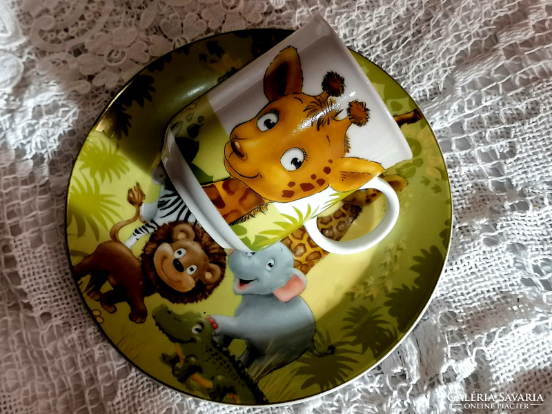 Giraffe, a rare fairy-tale breakfast set for kids.