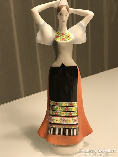 Aquincum porcelán figura, Lány népviseletben, 24 cm magas