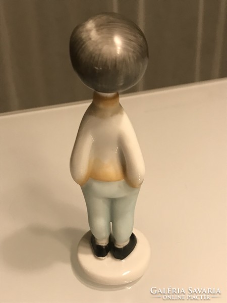 Hollóházi porcelán fiúcska, 12 cm magas