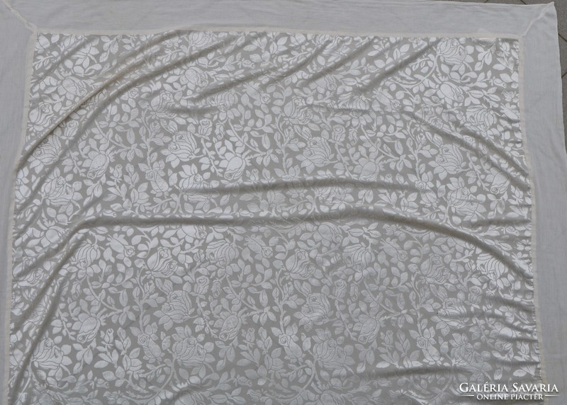 Beautiful velvet tablecloth size: 150 x 150 cm