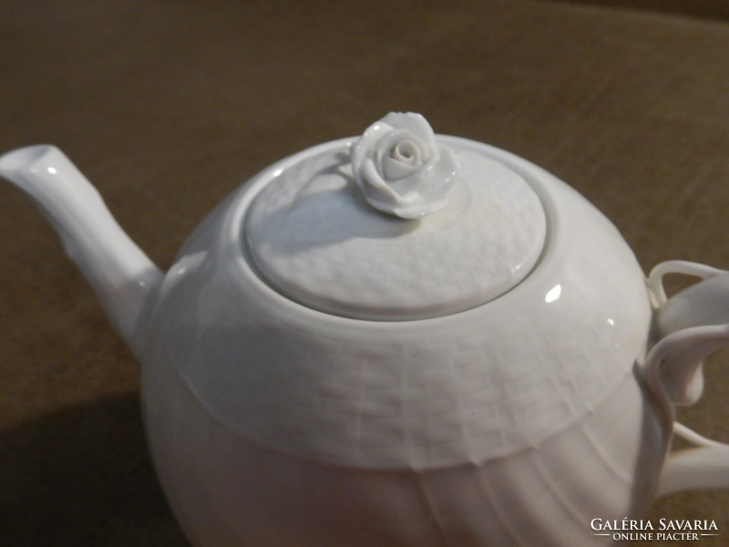 White Herend rocaille teapot, 15 cm