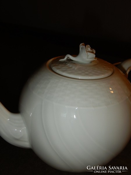 White Herend rocaille teapot, 15 cm