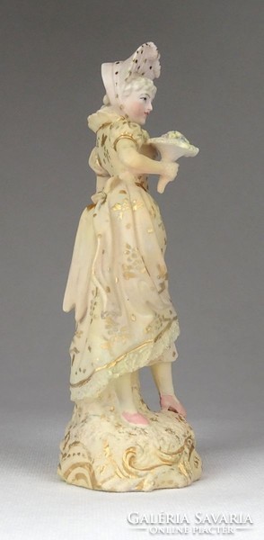 0Z868 woman in hat with bouquet of flowers French porcelain figurine 14.5 Cm