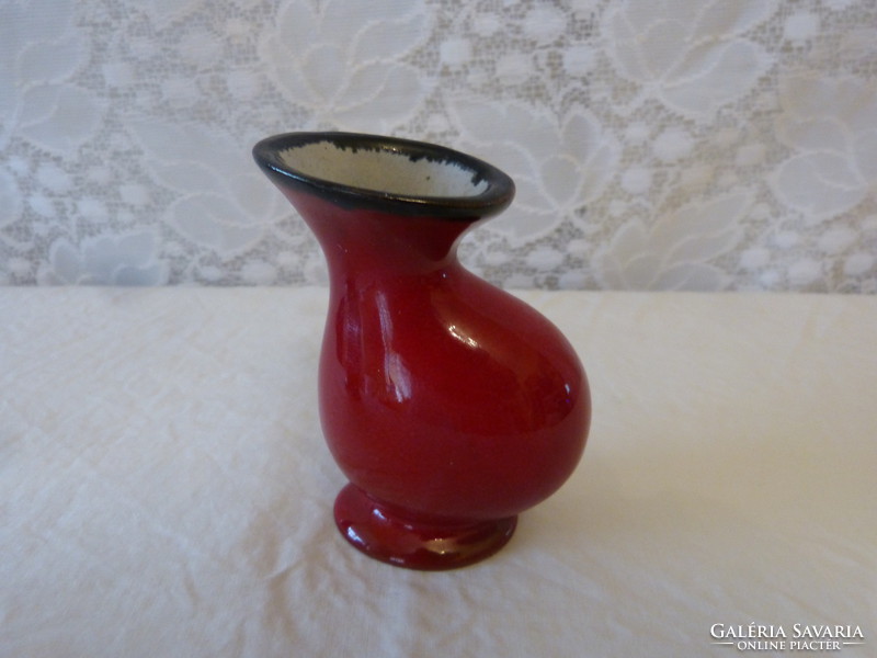 Vörös mázas mini váza.
