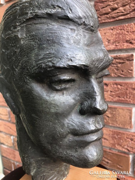 Lux:  Férfi bronz fej